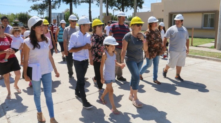 Pisano recorrió las viviendas con los preadjudicatarios