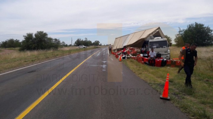 Volc&oacute; un cami&oacute;n que transportaba productos de 'La Suipachense'