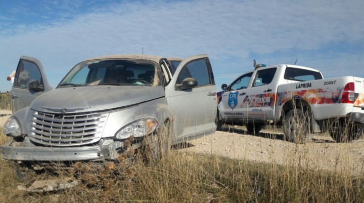Patrulla encontr&oacute; un auto abandonado en un camino rural