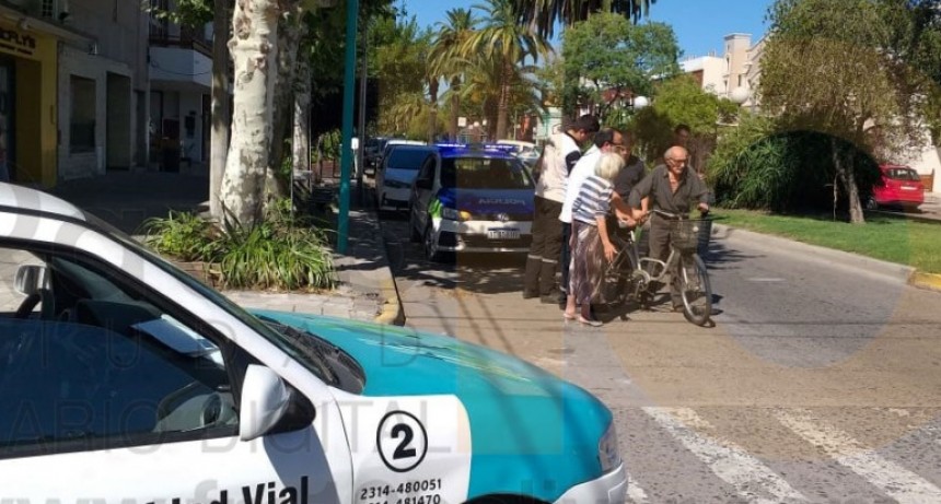 Un ciclista mayor de edad cayo de su bicicleta en la v&iacute;a publica