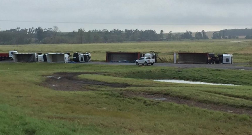Azul: Un tornado volc&oacute; camiones y postes de luz sobre la Ruta 3