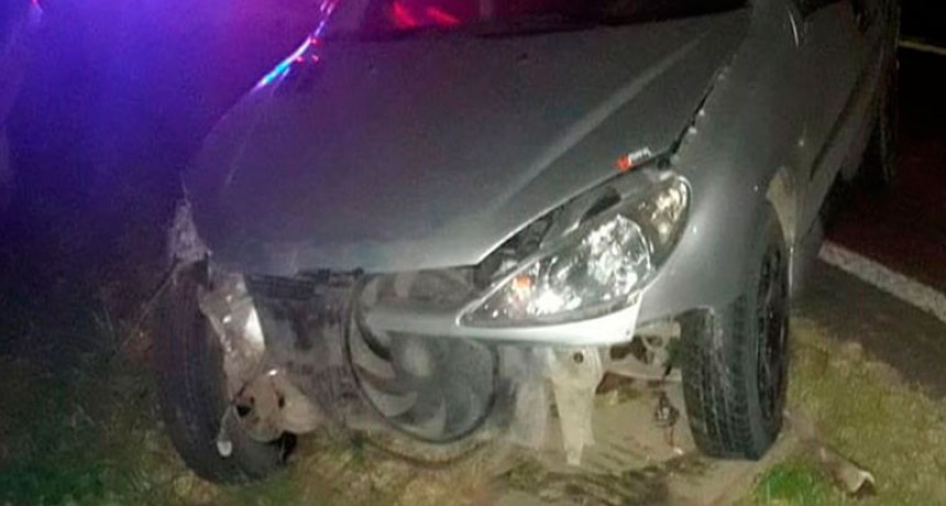 Un hombre y tres mujeres protagonizaron un extra&ntilde;o accidente sobre el puente de la Ruta 226