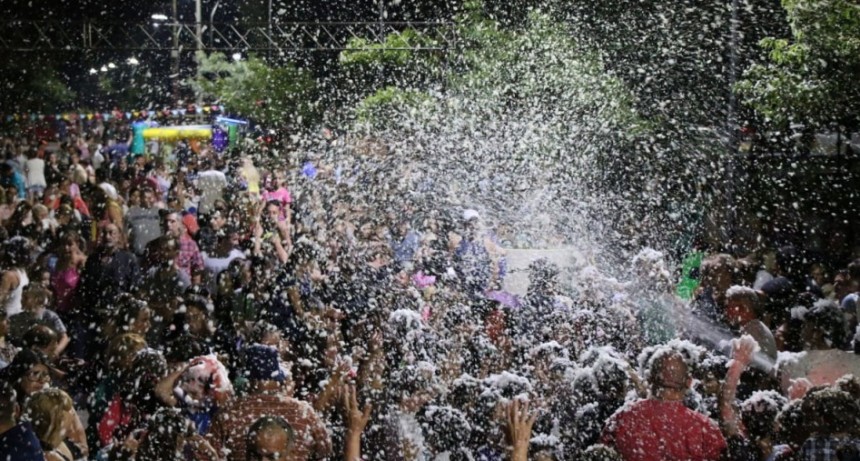 La fiesta de la espuma lleg&oacute; al Centro C&iacute;vico