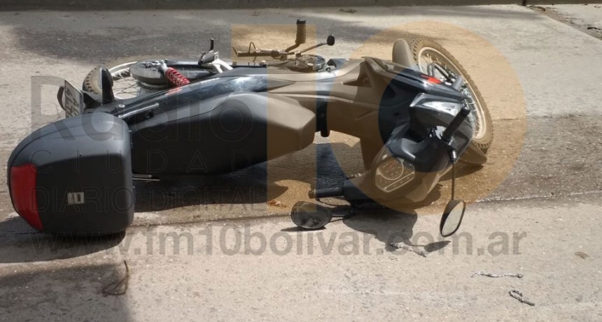 Una motociclista cayo a la cinta asf&aacute;ltica tras perder el control de su veh&iacute;culo 