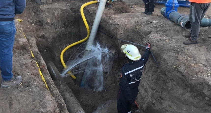 Hasta las 15 horas trabajan en el nuevo empalme de la red de agua