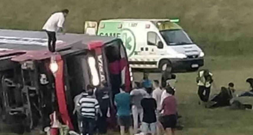 Accidente en ruta 2: volc&oacute; un micro cerca del peaje de Samboromb&oacute;n y hay al menos 2 muertos