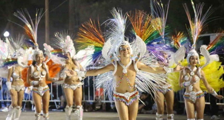 La comparsa Mir&uacute; Mir&aacute; cerr&oacute; la &uacute;ltima noche de carnaval
