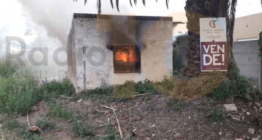 Incendio en un galp&oacute;n que era utilizado como deposito en calle Bernardo de Irigoyen