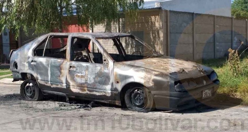 Incendio y destrucci&oacute;n total de un auto