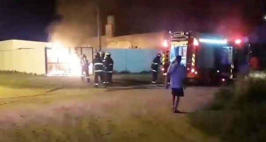 Una falla mec&aacute;nica habr&iacute;a sido el motivo del incendio de una camioneta