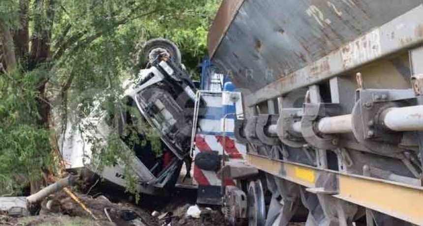 Tremendo accidente en Colonia San Miguel: un cami&oacute;n recolector choc&oacute; contra el tren