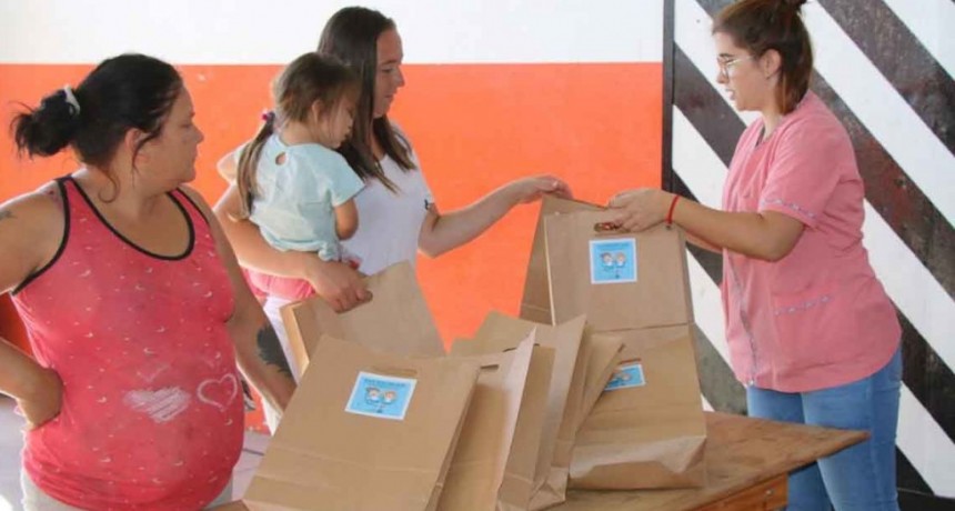 Comenz&oacute; la entrega de kits escolares en Barrio Colombo para el inicio del ciclo lectivo 