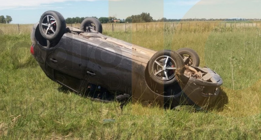 Vuelco de un autom&oacute;vil sin mayores consecuencias para los ocupantes