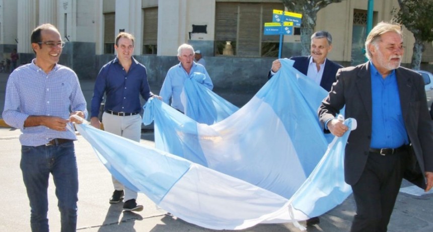 Pisano junto a intendentes de mandato cumplido rindieron homenaje a la Bandera Nacional