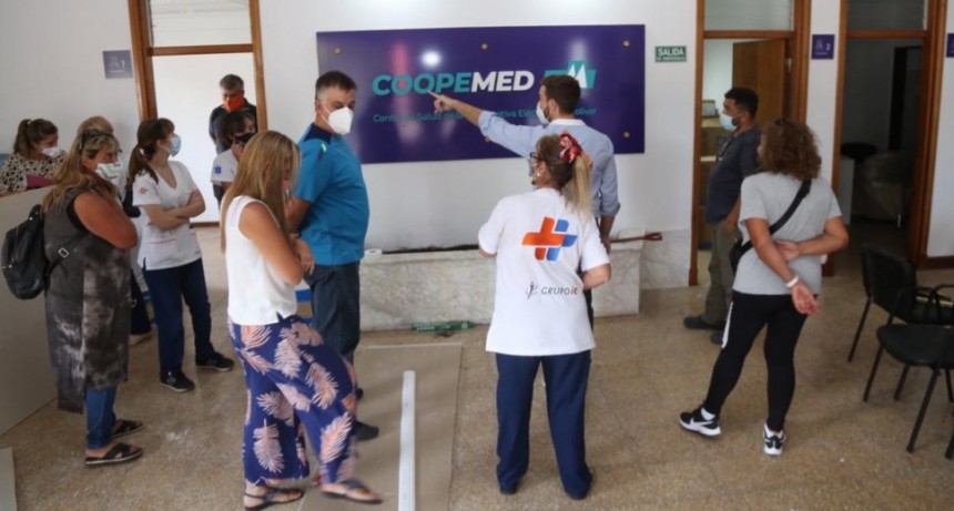 Javier Rodríguez recorrió con los empleados de Coopemed las instalaciones