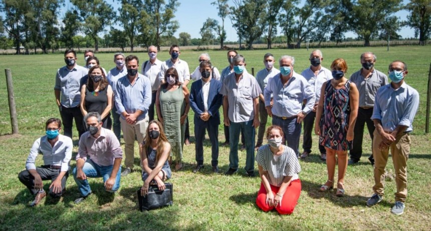 En Roque Pérez:  Pisano participó junto a Kiciloff de la presentación del plan estratégico de mejora de caminos rurales