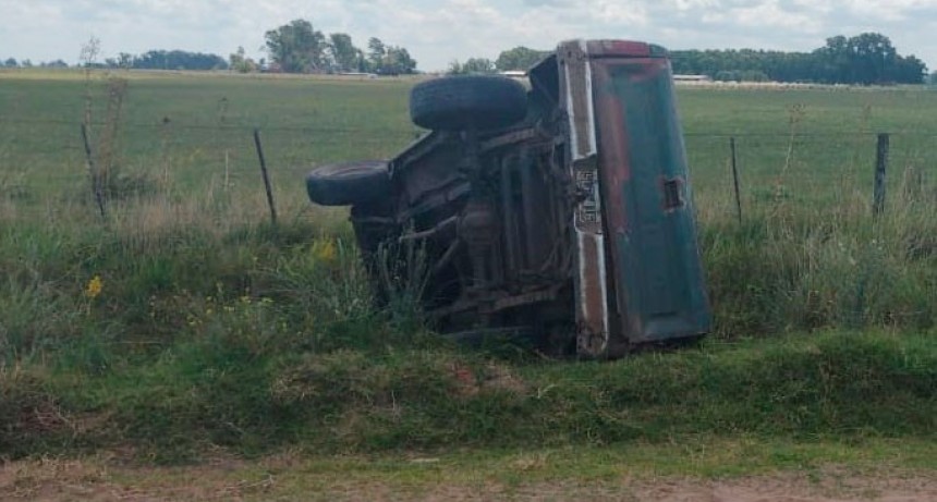 Volcó una camioneta en el camino a Ibarra, paralelo a las vías del Ferrocarril