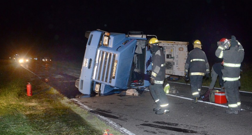 Ruta 226: Volcó un camión cargado de bananas que venía de Mendoza