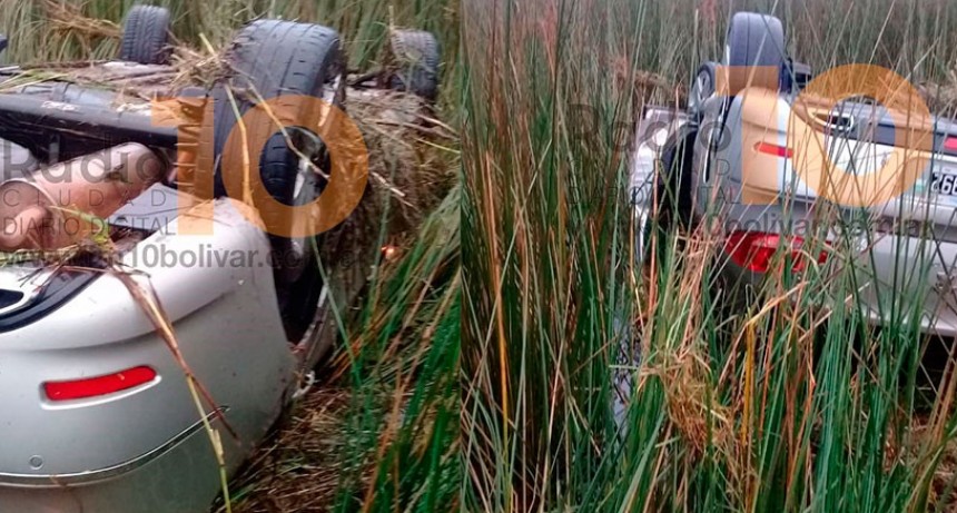 Despiste y vuelco este jueves por la mañana. Los 4 ocupantes están fuera de peligro