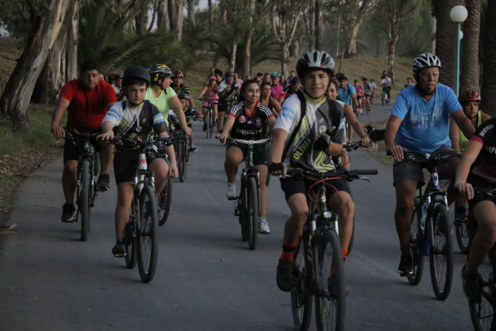 Más de 50 personas disfrutaron de la bicicleteada nocturna organizada por la Municipalidad 
