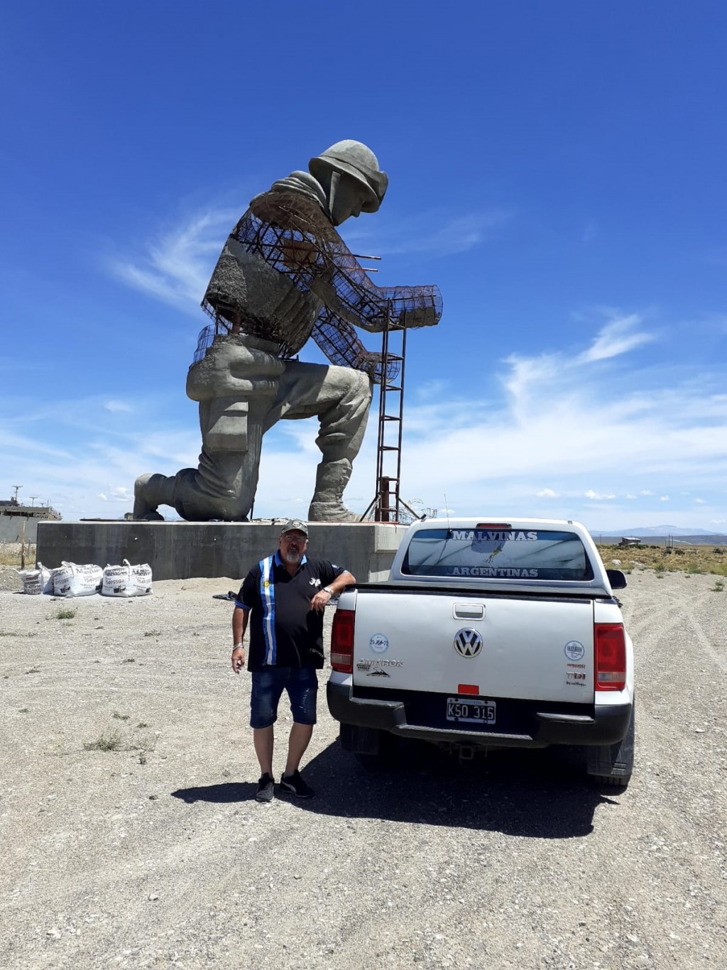 El Excombatiente Fabián Sgarlatta viajó más de 1000 kilómetros para conocer el monumento al soldado en Zapala