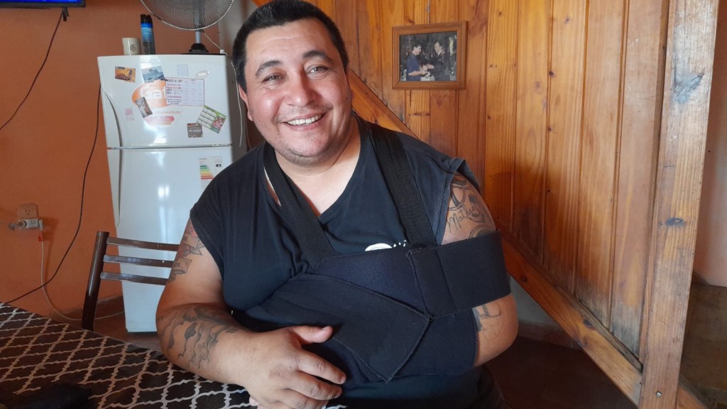 Cayó de la moto al cruzarse dos perros y ahora debe operarse y afrontar un costo cercano a los 180 mil pesos