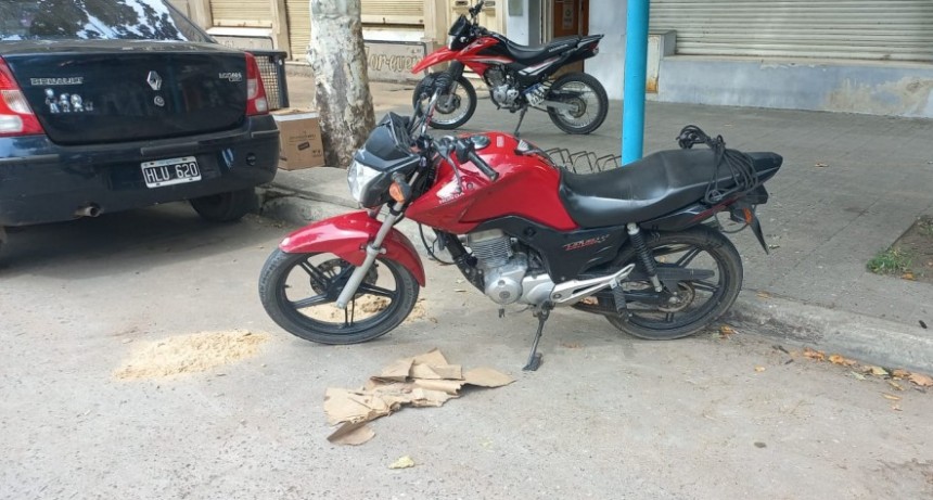 Una moto impactó contra un vehículo que se hallaba estacionado