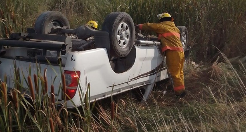 Bomberos Voluntarios de Pirovano asistió a un vuelco este domingo