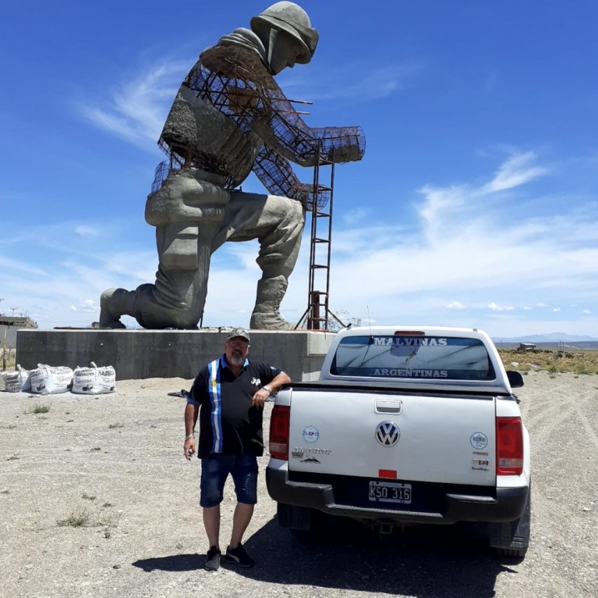 El Excombatiente Fabián Sgarlatta viajó más de 1000 kilómetros para conocer el monumento al soldado en Zapala