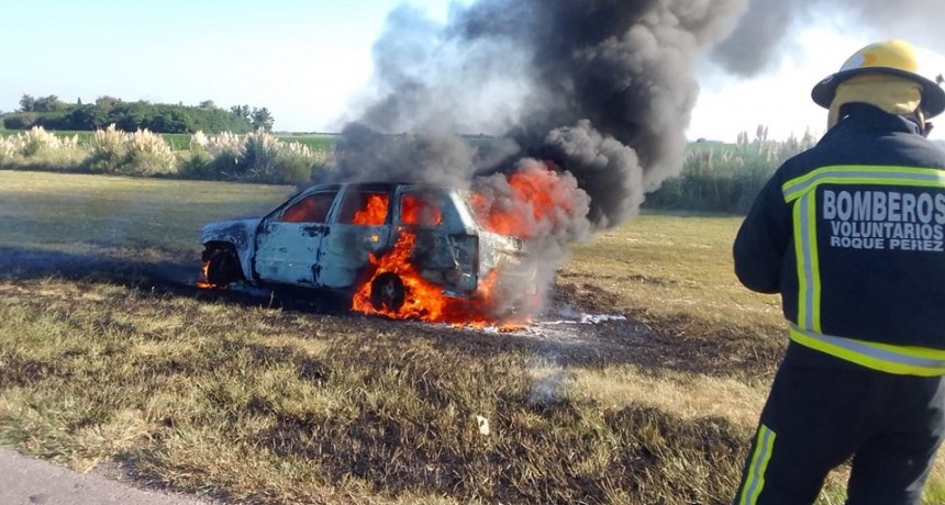 Roque Pérez: Se incendió un auto con daños totales