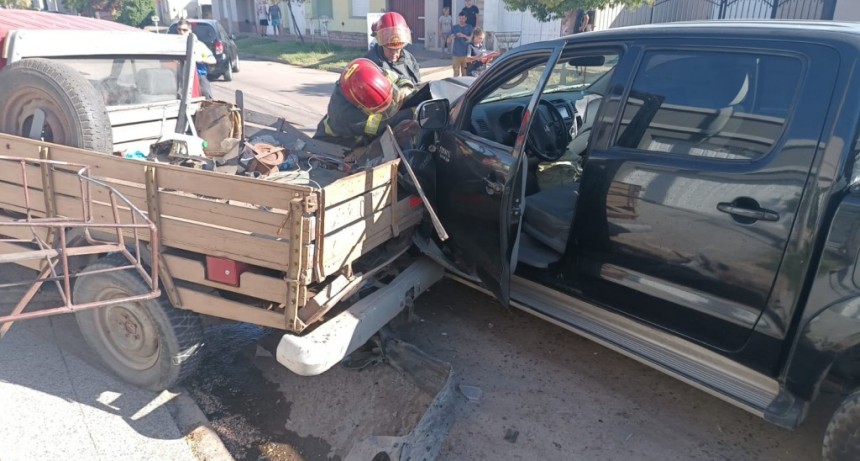 Una camioneta impactó a dos autos estacionados