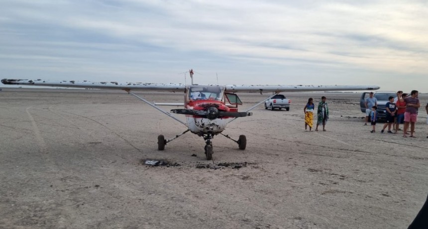 Junín: Una avioneta tuvo que aterrizar en caracter emergente en la laguna seca del Parque Natural