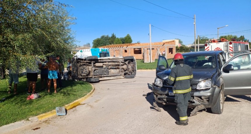 Violenta colisión entre dos camionetas