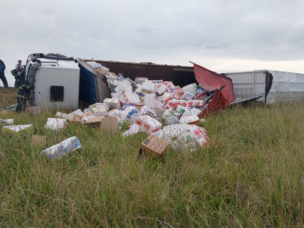 Ruta 205: Vuelco de un camión que transportaba productos de limpieza y sanidad, en FM 10 hablamos con Jésica Martínez del Cuerpo de Bomberos Voluntarios