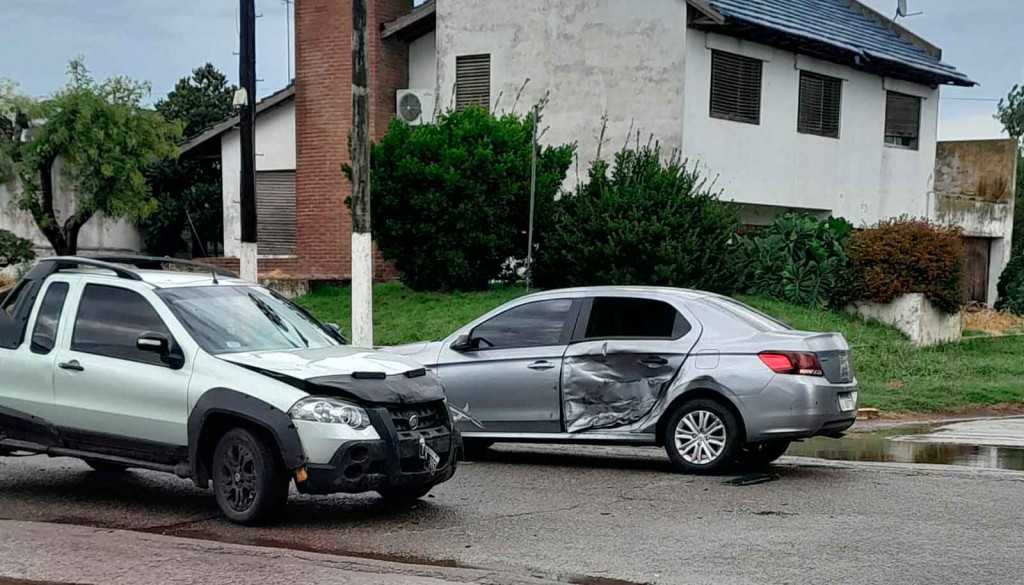 Fuerte impacto entre dos vehículos en la intersección de avenida Rivadavia y calle Malvinas Argentinas