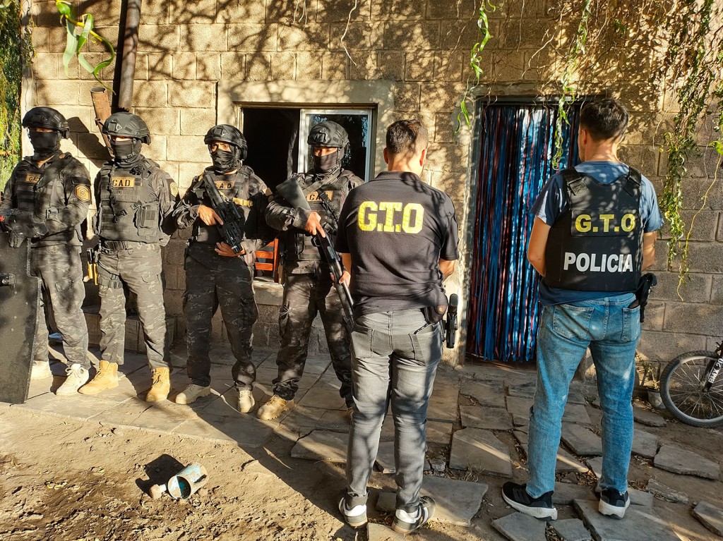 Informe Oficial Jefatura Departamental de Policía: grave episodio de violencia a una familia en barrio Vivanco, allanamiento y secuestro de armas impropias