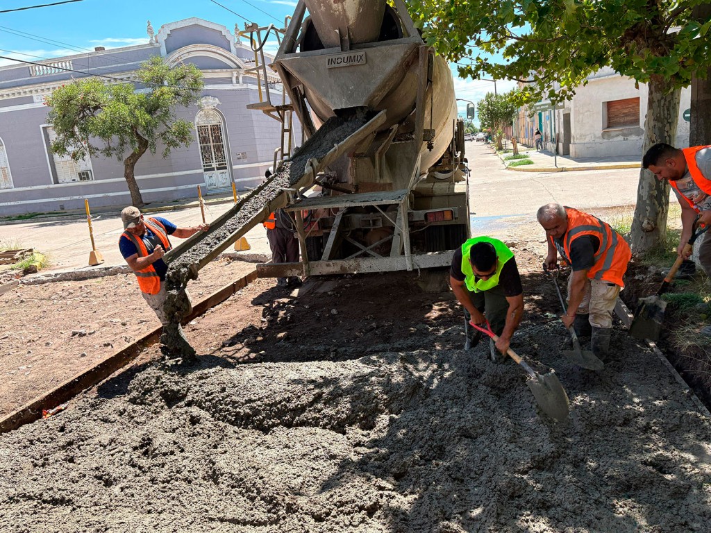 Obra de reparación de pavimento en la intersección de las calles Belgrano y Carlos Pellegrini