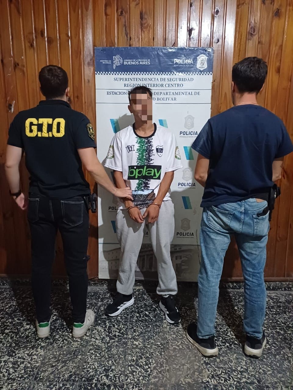 Informe Oficial Jefatura Departamental: por un episodio de violencia en barrio Vivanco: dos sujetos con frondosos antecedentes fueron detenidos tras desobedecer una orden judicial