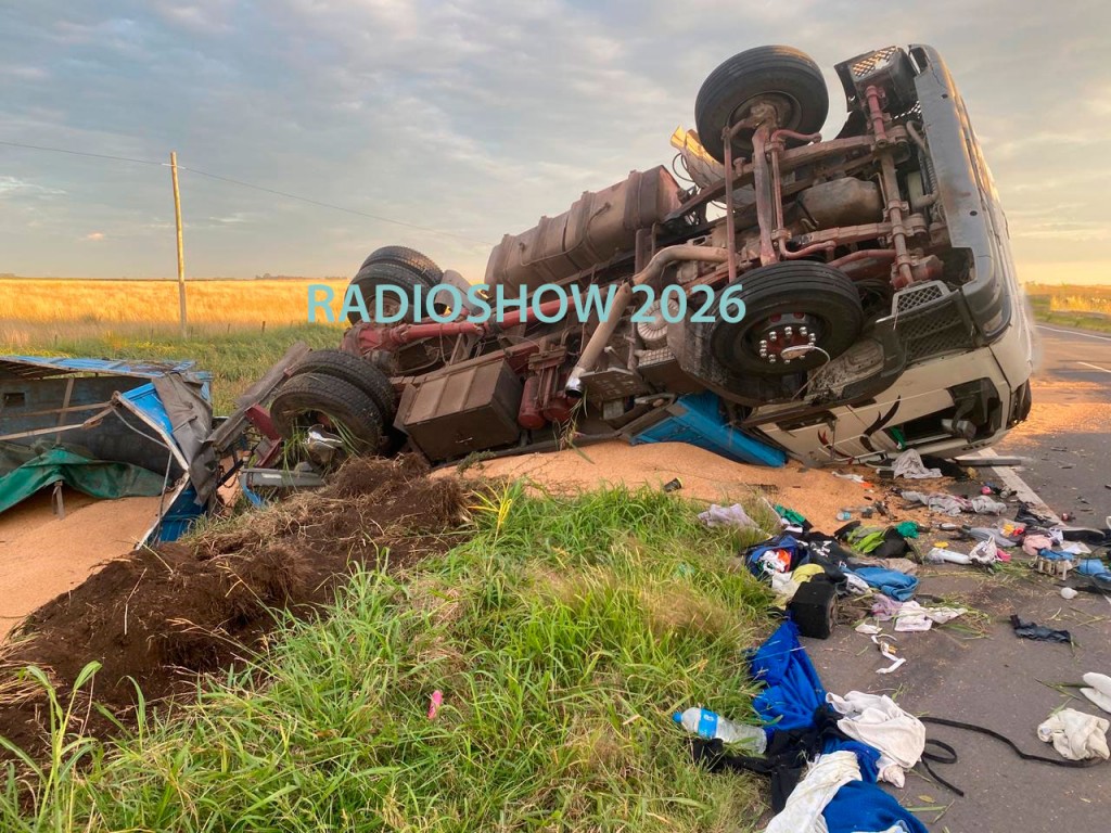 Ruta 65 en inmediaciones a la bajada a Villa Sanz: volcó un camión y trasladaron al chofer con criterio preventivo