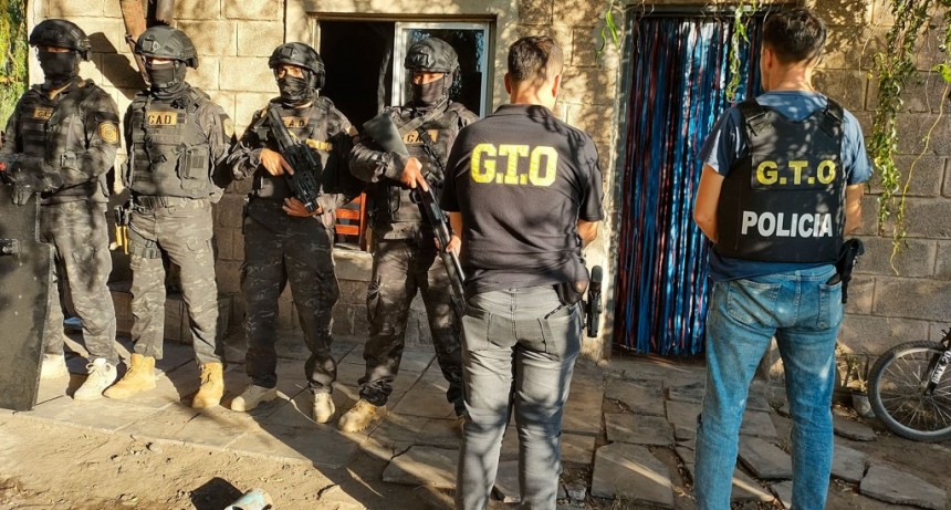 Informe Oficial Jefatura Departamental de Policía: grave episodio de violencia a una familia en barrio Vivanco, allanamiento y secuestro de armas impropias