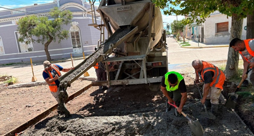 Obra de reparación de pavimento en la intersección de las calles Belgrano y Carlos Pellegrini