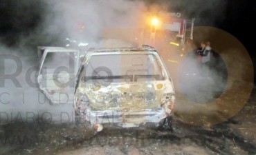 Se incendió un automóvil en el acceso a Ibarra