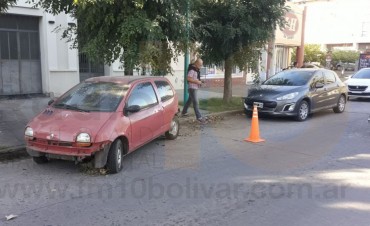 Accidente en Av. Gral Paz: Un auto impact&oacute; contra otro veh&iacute;culo detenido