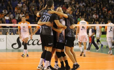 Personal Bol&iacute;var visita a Monteros V&oacute;ley en el juego 3 de cuartos de final