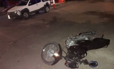 Accidente en Av Fabr&eacute;s Garc&iacute;a y Alvear: Colisionaron una camioneta y una moto