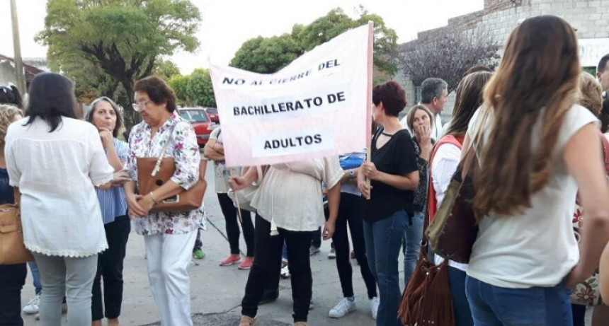 Docentes, alumnos, exalumnos, dirigentes pol&iacute;ticos 'abrazaron' la escuela 2