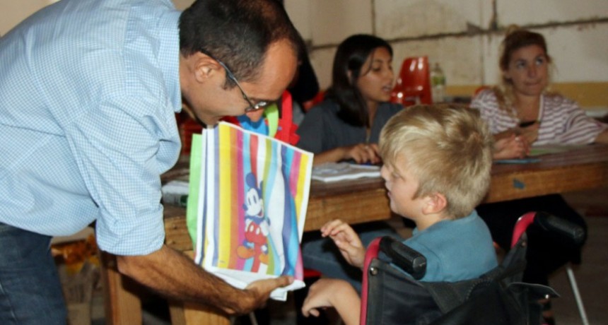 Marcos Pisano acompa&ntilde;&oacute; la entrega de kit escolares
