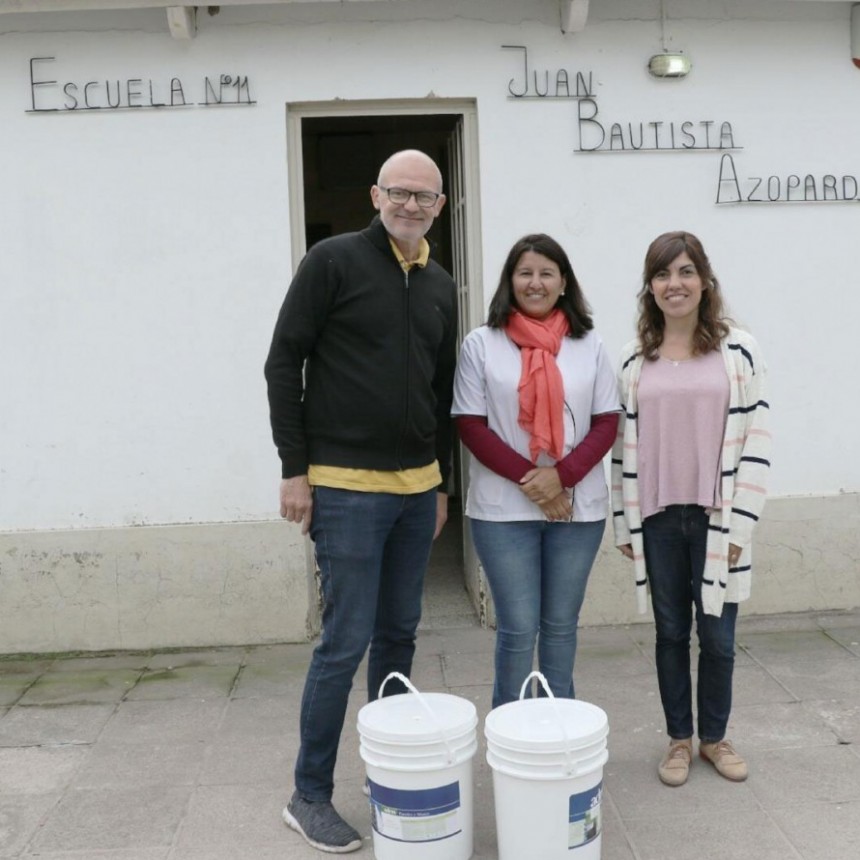 La municipalidad don&oacute; pintura para la escuela primaria N.&deg; 11