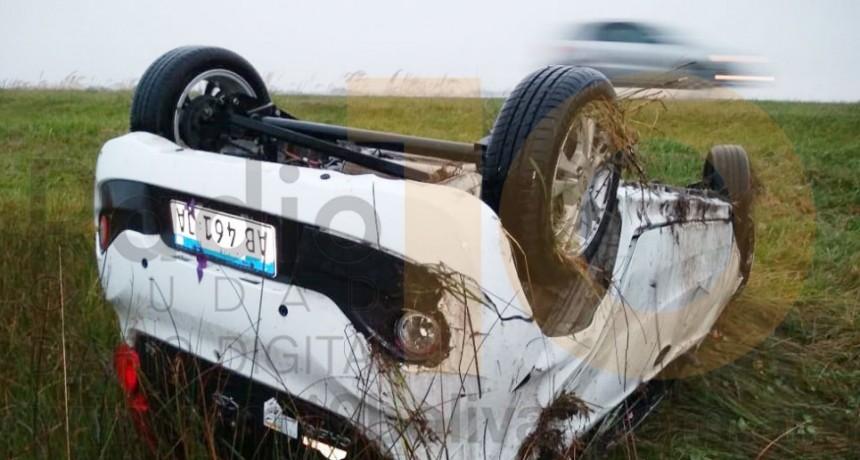 Despiste y vuelco en ruta 226 km 425; una mujer fue derivada al hospital con lesiones leves