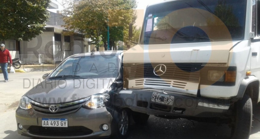 Violento impacto en Av. San Mart&iacute;n y calle Viamonte involucr&oacute; a un autom&oacute;vil y un cami&oacute;n